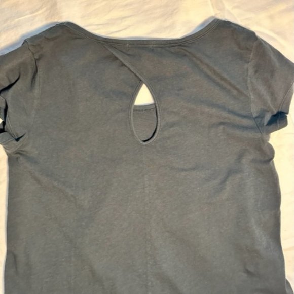 GAP Tee with Keyhole on Backside - Size M - NWT - Picture 7 of 9